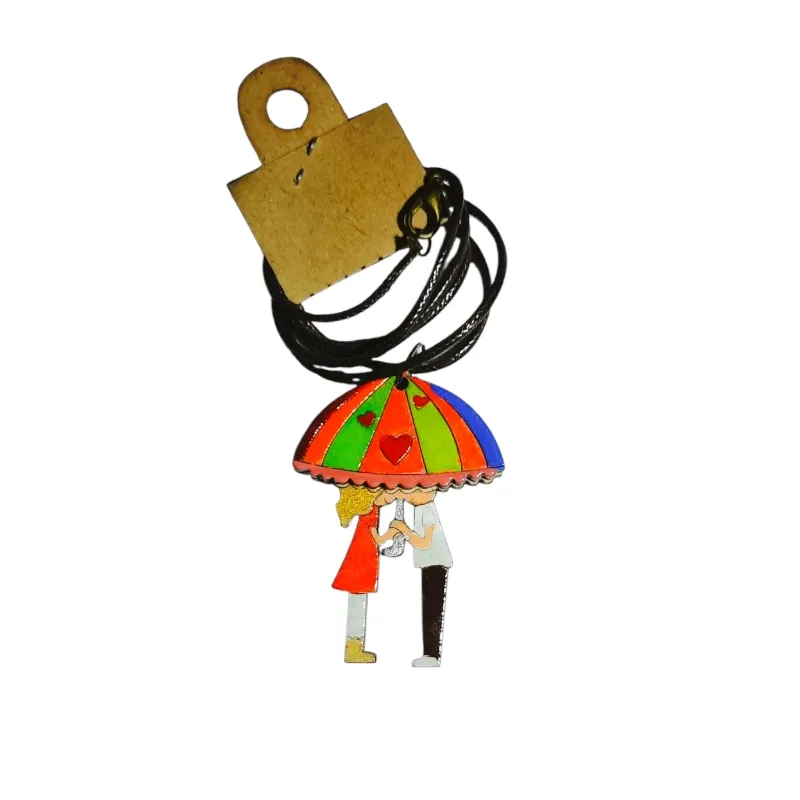 عکس دقیق گردنبند چوبی-طرح چتر عاشقانه برای مشاهده