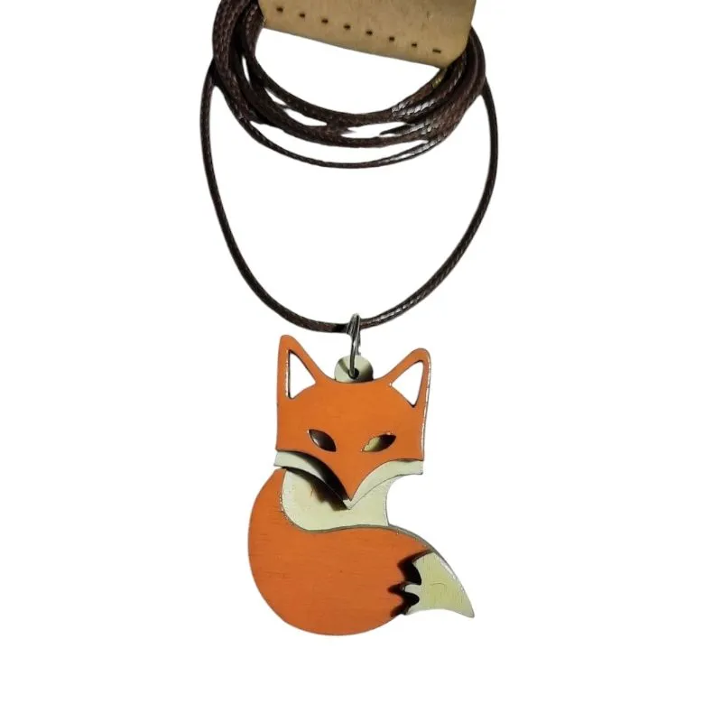 نمایی از گردنبند چوبی-طرح روباه