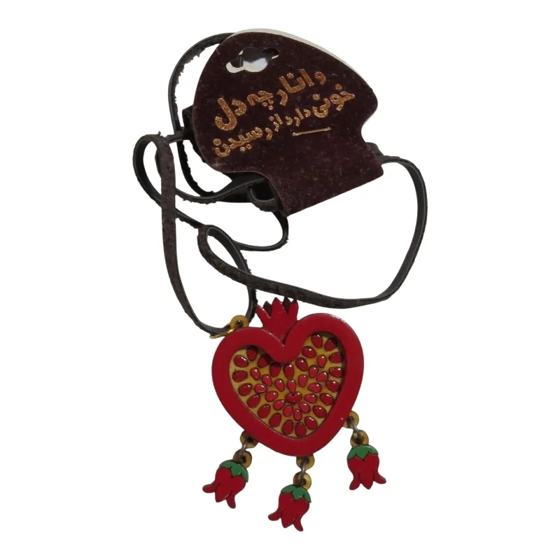 نمایی از گردنبند چوبی _ طرح قلب و انار
